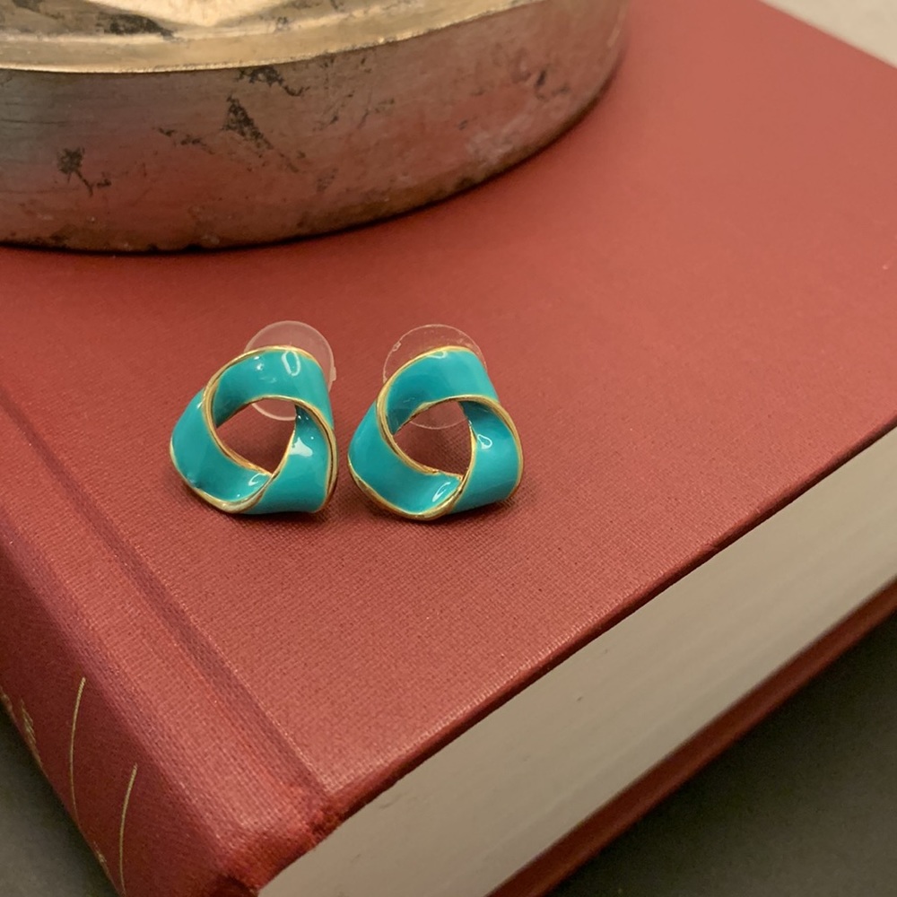💕 Cute turquoise-colored enameled earrings | perfect size | wear all year!